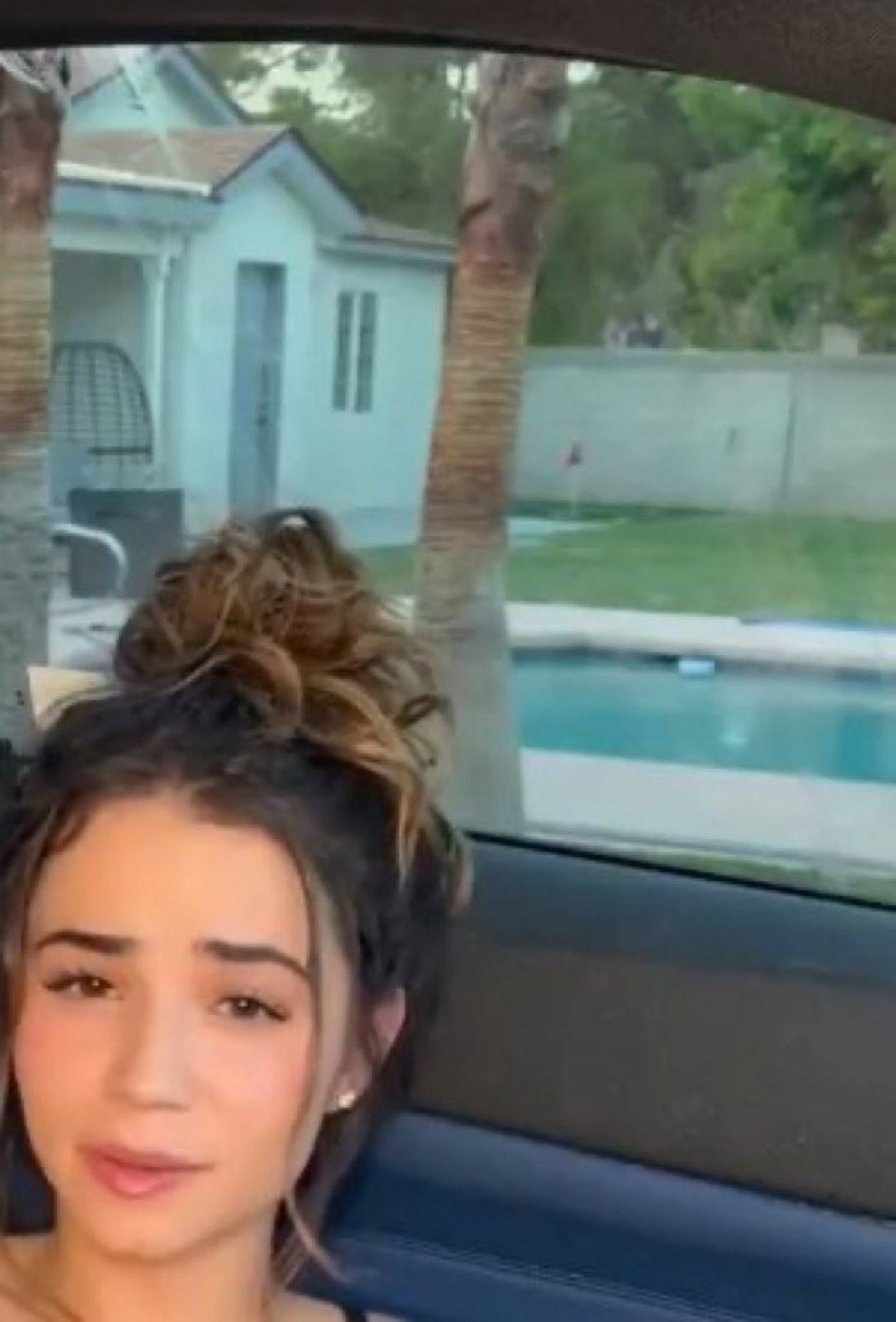 Shawty forgot camera was still on and did it on live. Full video! Gen Z's get freaky and no shy of cameras A thread🥵👇